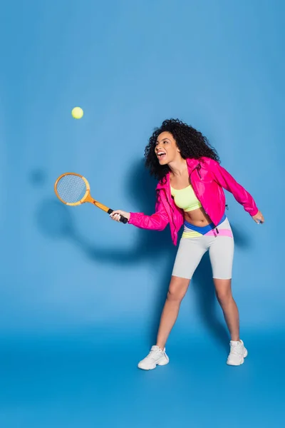 Piena Lunghezza Felice Donna Afro Americana Che Tiene Racchetta Tennis — Foto Stock