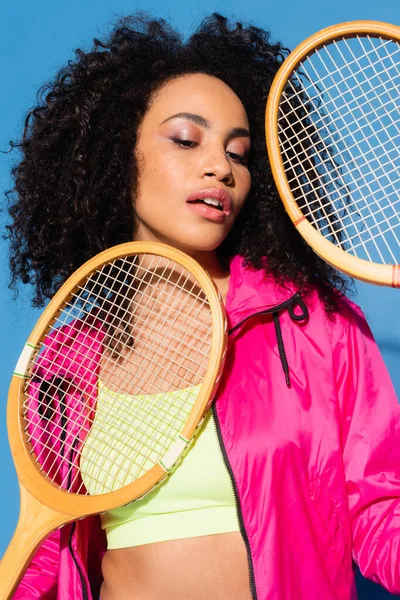 Femme Afro Américaine Bouclée Tenant Des Raquettes Tennis Sur Bleu — Photo