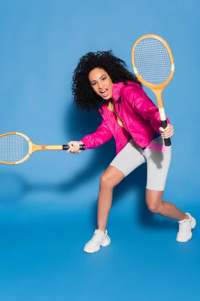 Tutta Lunghezza Della Donna Afro Americana Sportiva Che Tiene Racchette — Foto Stock