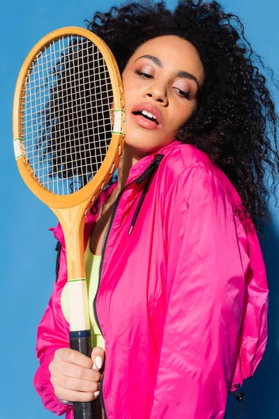 アフリカ系アメリカ人女性ポルノのテニスラケットで青 — ストック写真