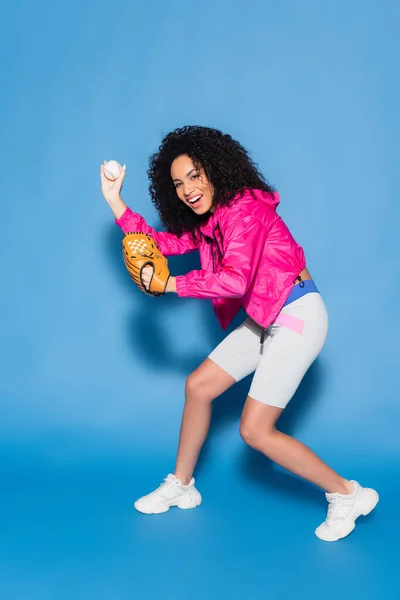 Comprimento Total Mulher Americana Africana Animado Jogando Beisebol Azul — Fotografia de Stock