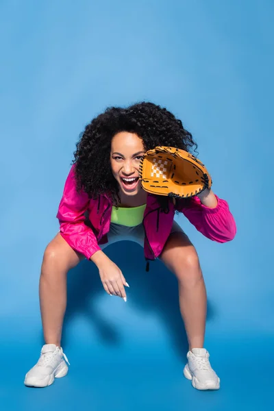 Longitud Completa Mujer Afroamericana Emocionada Guante Cuero Jugando Béisbol Azul — Foto de Stock