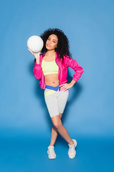 Full Length Sporty African American Woman Pink Jacket Holding Volleyball — Stock Photo, Image