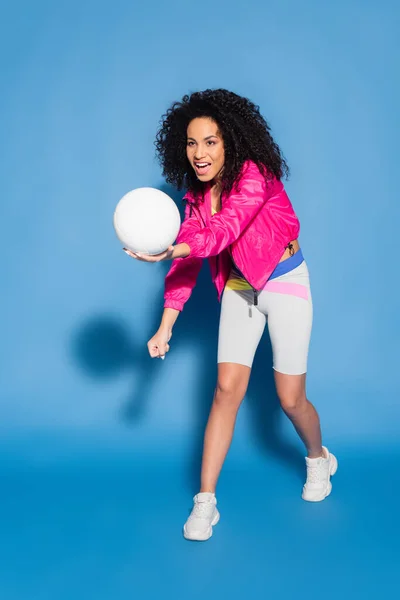 Longitud Completa Mujer Afroamericana Sorprendida Chaqueta Rosa Jugando Voleibol Azul — Foto de Stock