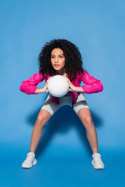 Piena Lunghezza Ricci Donna Afroamericana Giacca Rosa Giocare Pallavolo Blu — Foto Stock