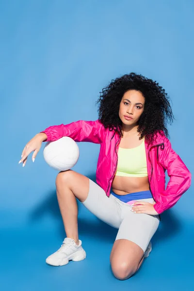 Young African American Woman Pink Jacket Sitting Volleyball Blue — Stock Photo, Image