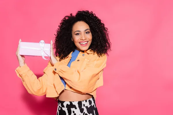 Alegre Africano Americano Mujer Chaqueta Celebración Presente Rosa —  Fotos de Stock