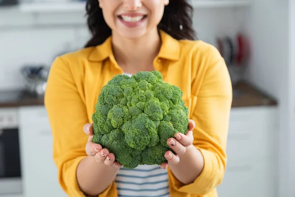 Vista Recortada Mujer Borrosa Feliz Sosteniendo Brócoli Verde Maduro — Foto de Stock