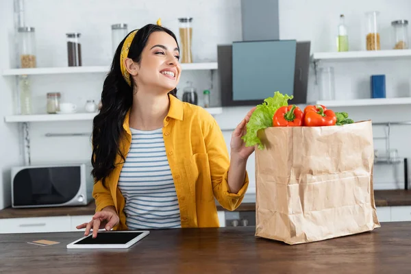 Felice Donna Bruna Vicino Tablet Digitale Con Schermo Bianco Sacchetto — Foto Stock