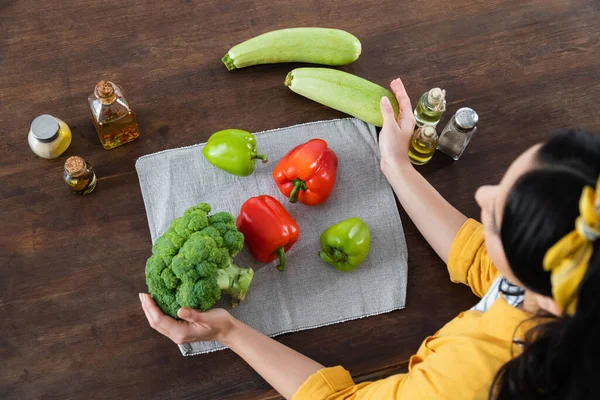 Vista Aérea Mujer Morena Cerca Verduras Frescas Mesa Cocina —  Fotos de Stock