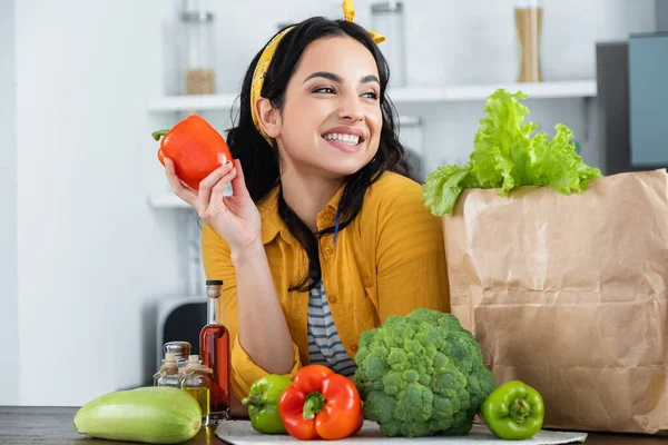 Feliz Morena Mujer Sonriendo Cerca Bolsa Papel Con Alimentos Frescos —  Fotos de Stock