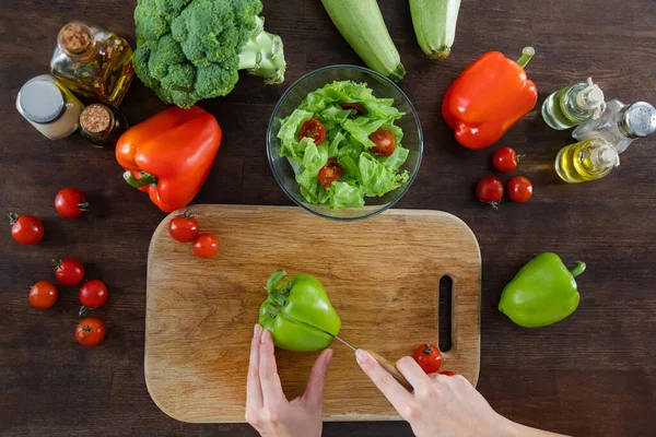 Vista Superior Mujer Cortando Pimiento Fresco Sobre Tabla Cortar Madera — Foto de Stock