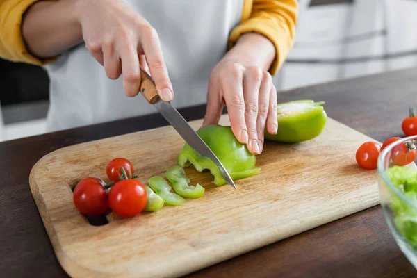 Vista Recortada Mujer Cortando Pimiento Verde Cerca Tomates Cherry Tabla —  Fotos de Stock