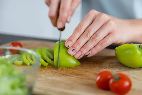 Nahaufnahme Einer Frau Die Reife Paprika Auf Einem Schneidebrett Schneidet — Stockfoto