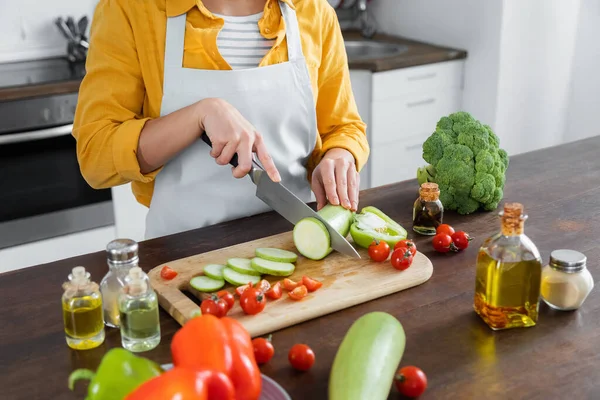 Vista Cortada Mulher Abobrinha Corte Avental Perto Tomates Cereja Tábua — Fotografia de Stock