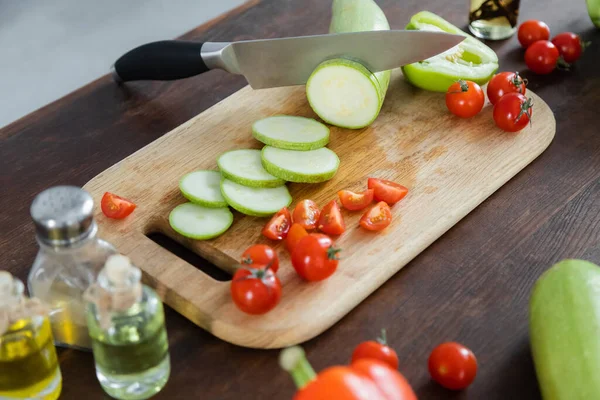 Courgettes Tranchées Près Tomates Cerises Sur Planche Découper Bois — Photo