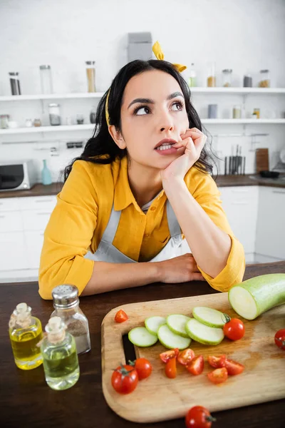 Pensive Young Woman Looking Away While Thinking Vegetables Blurred Foreground — Stock Photo, Image