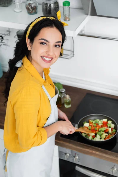 High Angle View Happy Brunette Woman Mixing Sliced Vegetables Frying — Stock Photo, Image