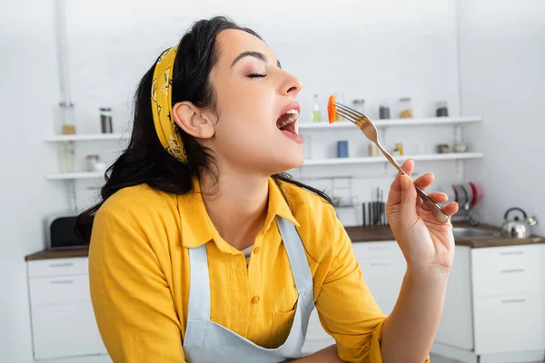 Jovem Mulher Comendo Tomate Cereja Cozinha — Fotografia de Stock