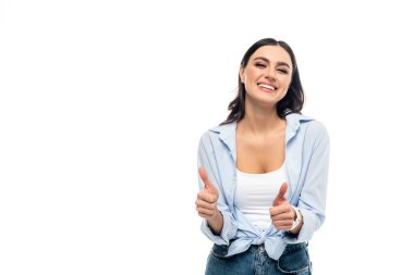 Mavi tişörtlü heyecanlı kadın beyazın üstünde baş parmağını gösteriyor.