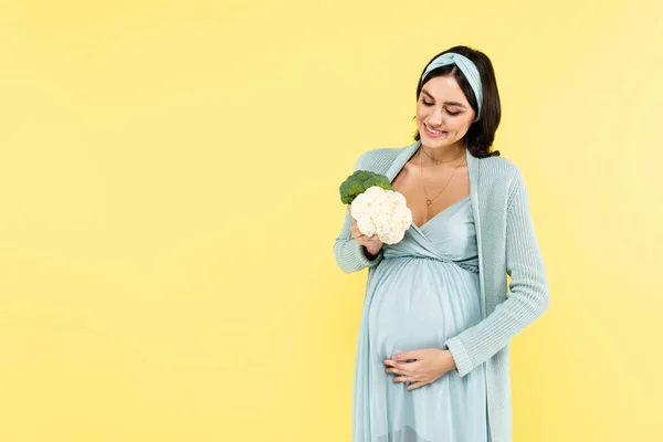 Nöjd Gravid Kvinna Röra Magen Medan Håller Broccoli Och Blomkål — Stockfoto