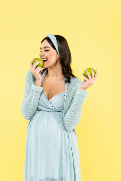 Feliz Embarazada Con Los Ojos Cerrados Comiendo Jugosa Manzana Aislada — Foto de Stock