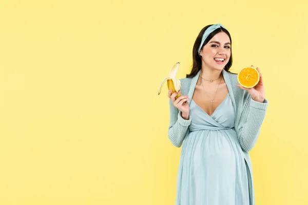 Happy Pregnant Woman Smiling Camera While Holding Banana Juicy Orange — Stock Photo, Image