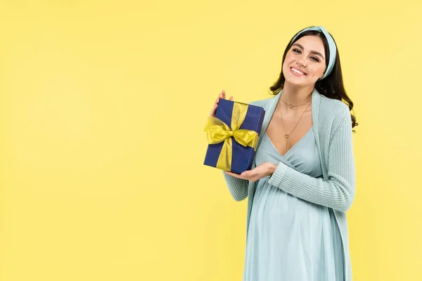 Alegre Embarazada Sonriendo Cámara Mientras Sostiene Regalo Aislado Amarillo — Foto de Stock