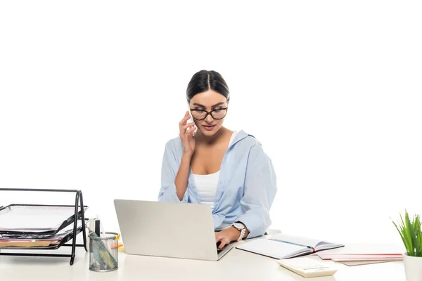 Jonge Zakenvrouw Typen Laptop Praten Mobiele Telefoon Werkplek Geïsoleerd Wit — Stockfoto