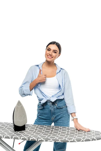 Tevreden Vrouw Trendy Kleding Tonen Duim Omhoog Buurt Strijkplank Geïsoleerd — Stockfoto