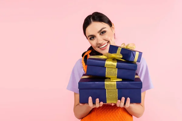 Mulher Alegre Segurando Presentes Enquanto Sorrindo Para Câmera Isolada Rosa — Fotografia de Stock