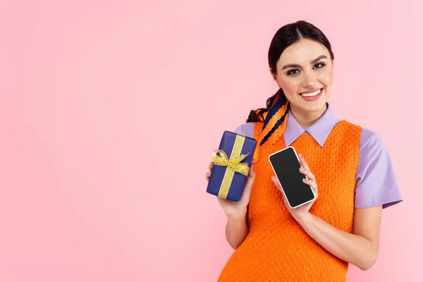 Glückliche Frau Zeigt Geschenkbox Und Smartphone Mit Leerem Bildschirm Isoliert — Stockfoto