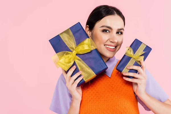 Brunette Woman Smiling Camera While Holding Presents Isolated Pink — Stock Photo, Image