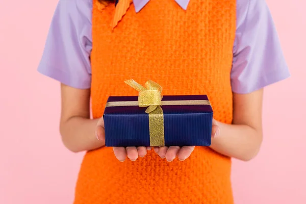 Enfoque Selectivo Caja Regalo Las Manos Mujer Aislada Rosa Vista — Foto de Stock