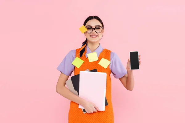 Szczęśliwy Businesswoman Gospodarstwa Foldery Pokazując Smartfon Pustym Ekranem Odizolowany Różowy — Zdjęcie stockowe