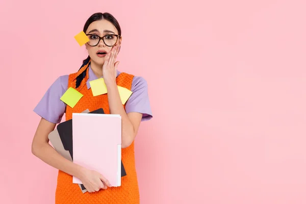 Zszokowana Bizneswoman Lepkimi Notatkami Ubraniach Okularach Trzymająca Dokumenty Odizolowane Różowo — Zdjęcie stockowe