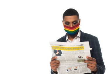 LGBT renklerinde Afro-Amerikan iş adamı. Güvenlik maskesi, beyazlar üzerinde izole edilmiş gazete okuyor.