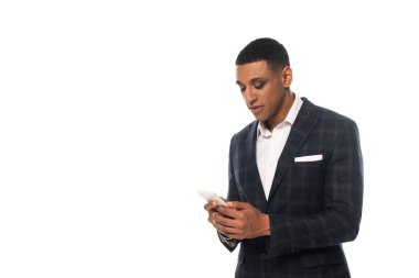 Afro-Amerikan homoseksüel iş adamı akıllı telefondan mesaj atıyor. Beyazdan izole edilmiş.