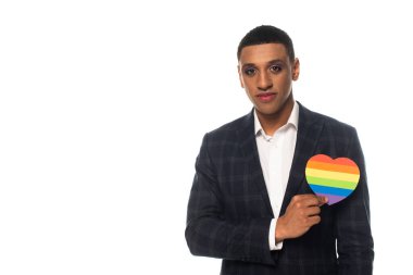 Makyajlı Afro-Amerikan iş adamı elinde lgbt renklerinde kağıt kalp beyaz üzerine izole edilmiş