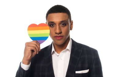 Afro-Amerikan homoseksüel iş adamı elinde lgbt renklerinde kağıt kalp beyaz üzerine izole edilmiş