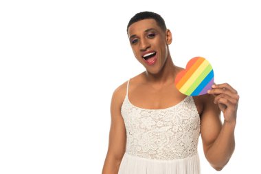Afro-Amerikan transseksüel adamın elinde lgbt renklerinde kağıt kalp beyaz üzerinde izole edilmiş.
