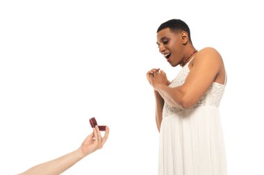 Alyansı olan bir adam afro-amerikan gay beyazlar içinde izole edilmiş.