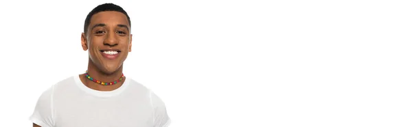 Szczęśliwy Afryki Amerykański Człowiek Tęczy Kolory Naszyjnik Izolowane Biały Lgbt — Zdjęcie stockowe
