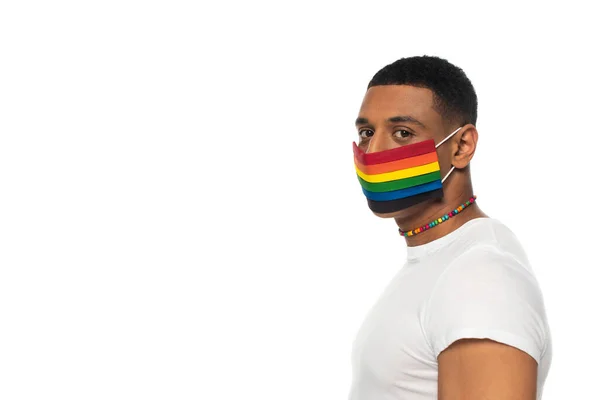 Jovem Afro Americano Colar Máscara Médica Cores Lgbt Isolado Branco — Fotografia de Stock