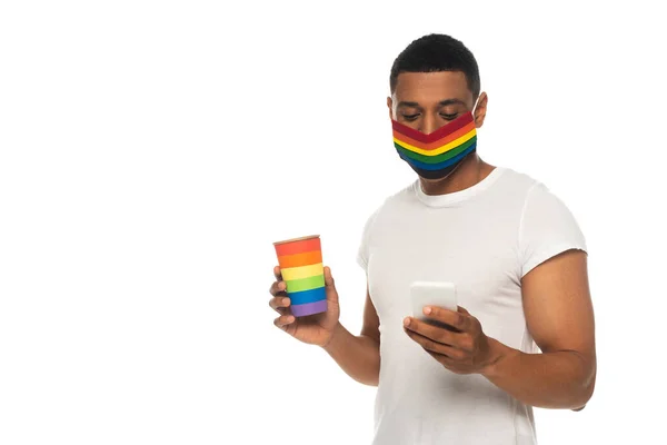 Afrikansk Amerikansk Man Med Skyddsmask Och Pappersmugg Lgbt Färger Meddelanden — Stockfoto