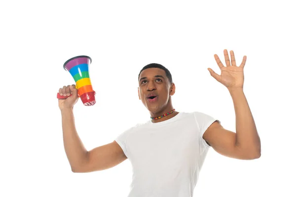 Podekscytowany African Amerykański Człowiek Gestykulując Trzymając Megafon Barwach Lgbt Izolowane — Zdjęcie stockowe