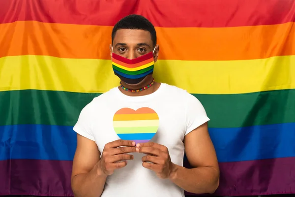 Afrikanisch Amerikanischer Mann Mit Schutzmaske Und Papierherz Regenbogenfarben Auf Dem — Stockfoto