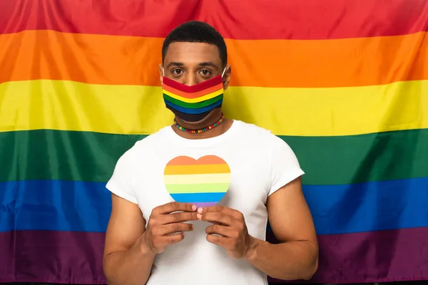 Hombre Afroamericano Con Máscara Seguridad Corazón Papel Colores Arco Iris — Foto de Stock