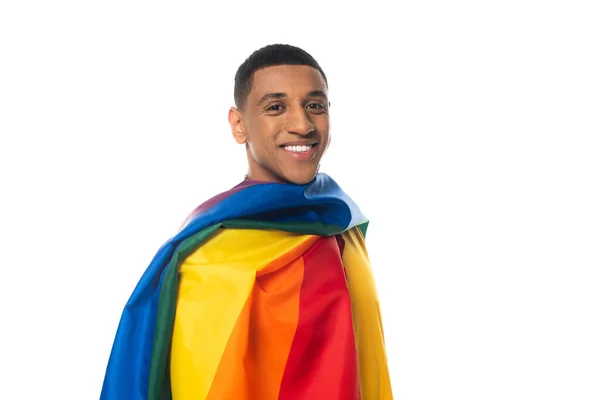 Homme Afro Américain Joyeux Enveloppé Dans Drapeau Lgbt Regardant Caméra — Photo