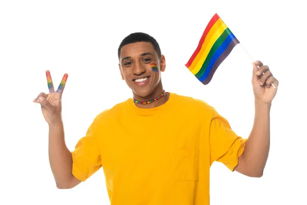 Feliz Afro Americano Homem Segurando Lgbt Bandeira Mostrando Sinal Vitória — Fotografia de Stock